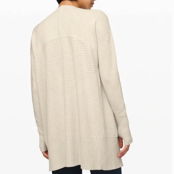 Lululemon Still Lotus Wrap - Reversible Heathered Light Ivory / Heathered Fawn - Picture 2 of 6